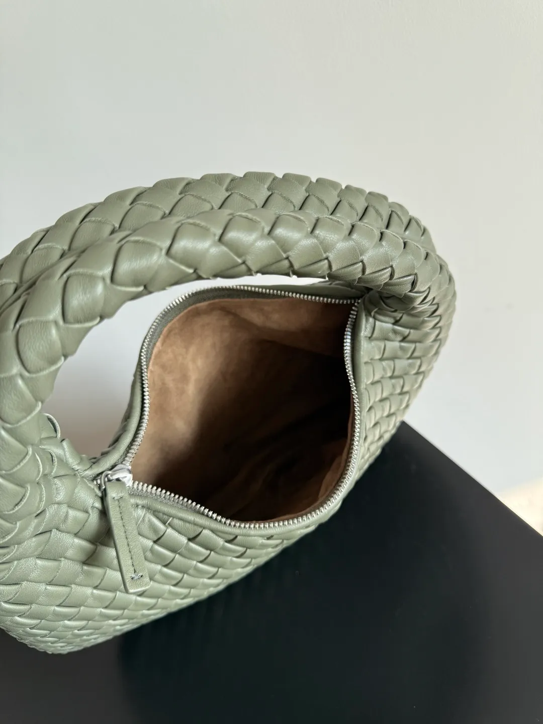 Batch 1720 BV Bottega Veneta's new early spring women's shoulder bag. The soft and delicate Hobo bag in small size is shipped! Many friends are waiting for this bag. It has a round shape and a large capacity. It can hold a 50-fold umbrella inside. Babies with a lot of daily items do not need to worry about the capacity of this bag. It is a practical bag for traveling and commuting. Although it is fluffy, it is soft and comfortable when carried on one shoulder. It has a modern and retro feel. Model No.: 856736 Size: 35*21*5cm